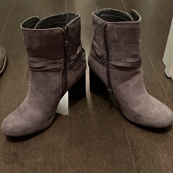 Gray side zip boot w heel size 8 - Picture 6 of 6